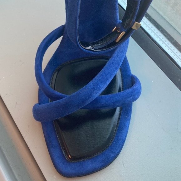 NWOT - SEXY CELINE SANDALS - WITH GOLD CLASP - 38.5 fits a SIZE 7 -NEVER WORN - Picture 4 of 9